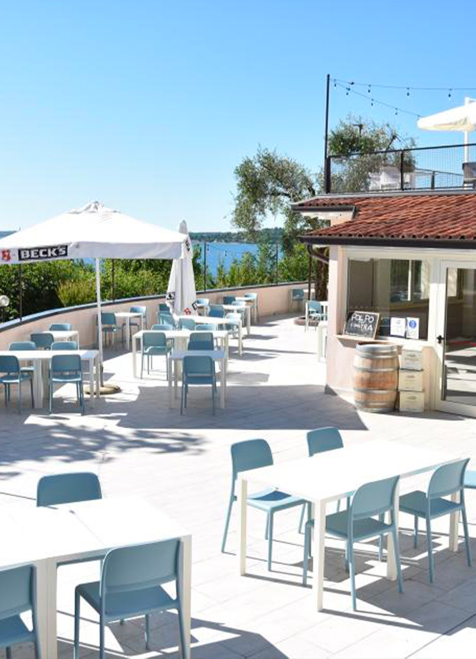Terrazza con vista lago del ristorante - campeggio sul lago di Garda