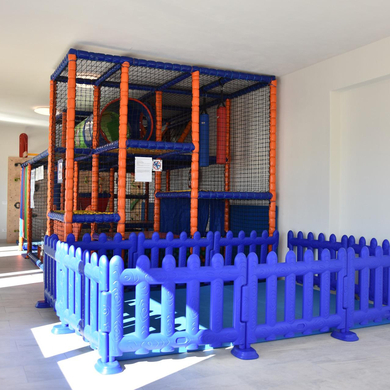 Area giochi al coperto (gabbia multiattività)