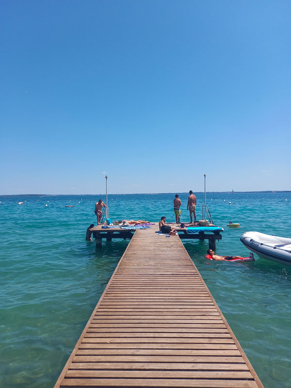 Pontile privato sulla spiaggia del campeggio - lago di Garda