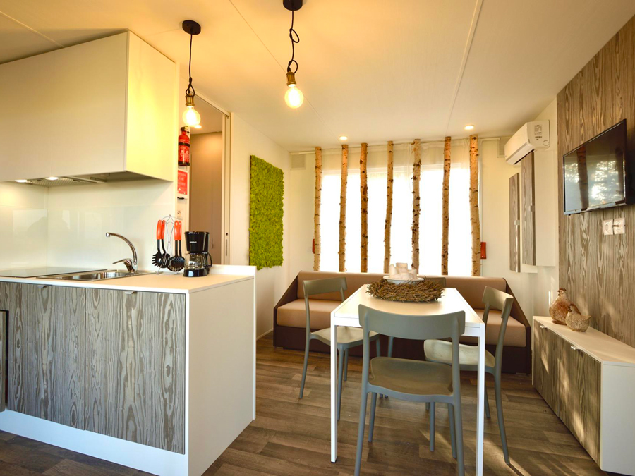 Casa Mobile Top Hill campeggio sul lago di Garda - salotto e cucinetta