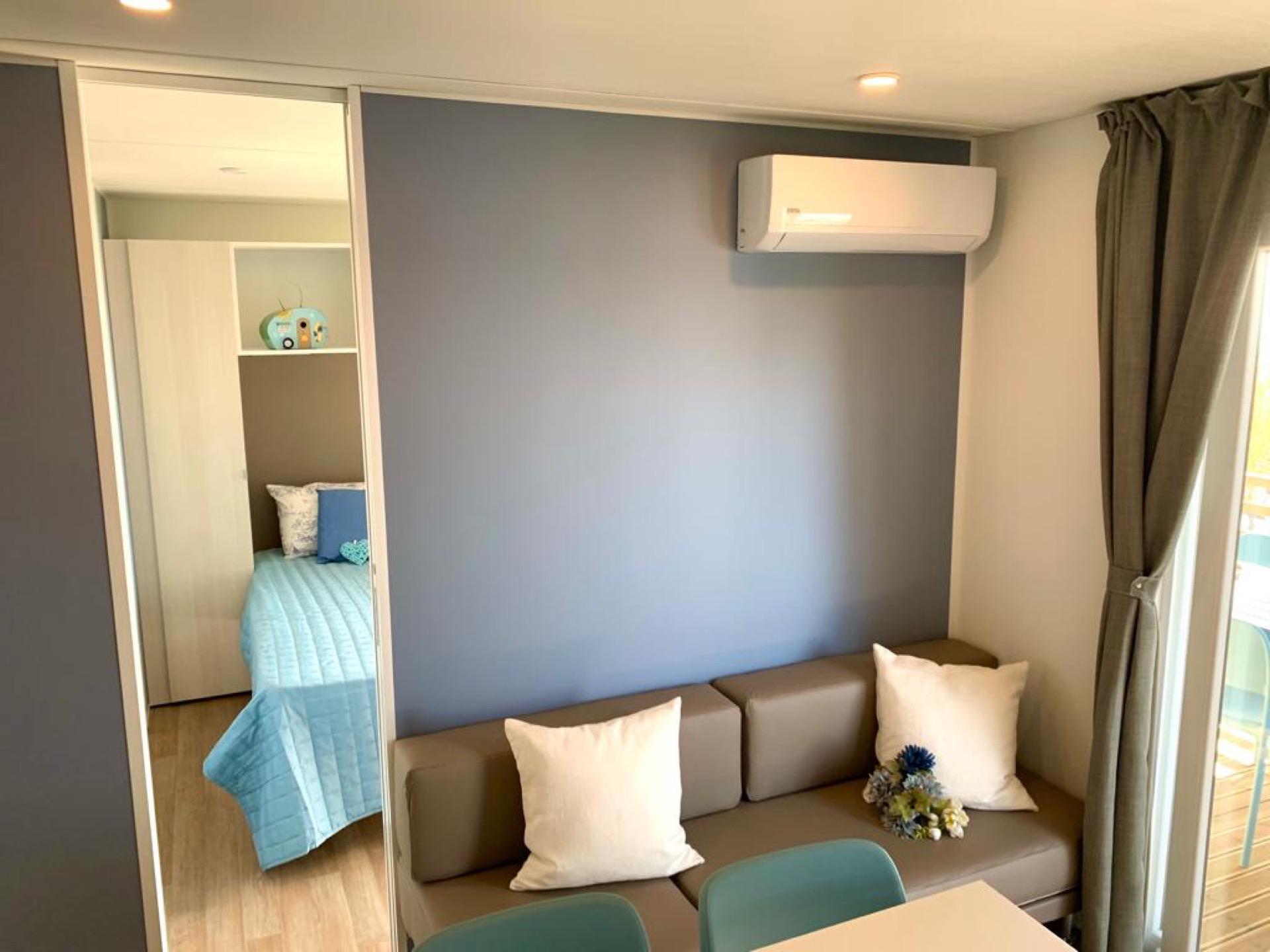 Casa Mobile Panorama Spa Dog con vista su lago di Garda cani ammessi - salotto